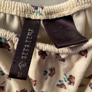 Medium Off white Crop top with flowers